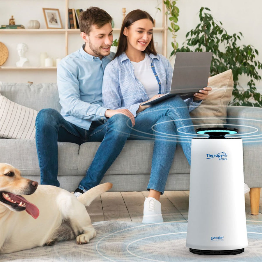 Porodica u dnevnoj sobi pored TherapyAir Smart prečišćivača vazduha